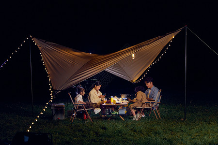 夜晚一家人在露营背景图片