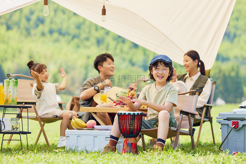 快乐的一家人在草坪上家庭聚餐图片