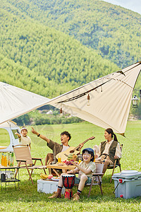 一家人在郊游一家人在草地上露营背景