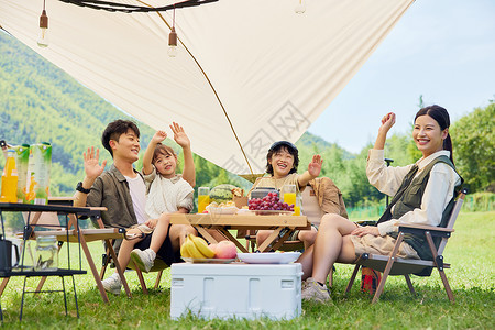 幸福的一家人在户外露营背景图片