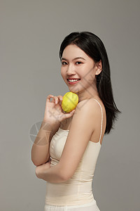 对皮肤好水果下巴放置柠檬拍照的专业模特形象背景