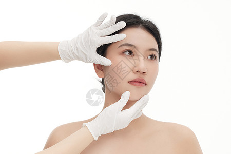 塑形模特整形医生用双手触摸确定女人脸部状态背景