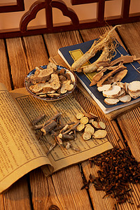 珊瑚藤桌子上的古书和中药材背景