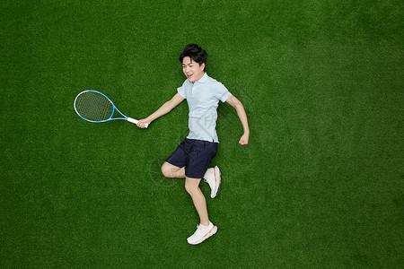网球运动赛创意俯拍年轻男孩接网球的姿势背景