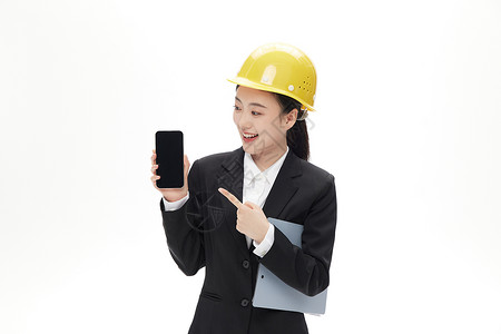 设计照片微笑指着手上手机的女工程师背景