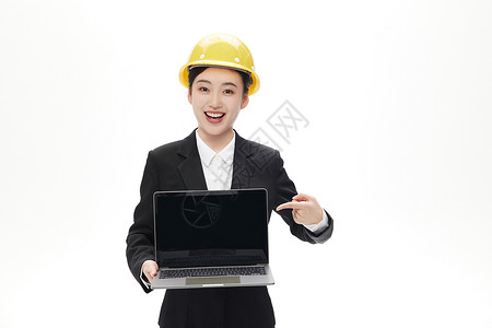 微笑展示手上电脑的女工程师高清图片