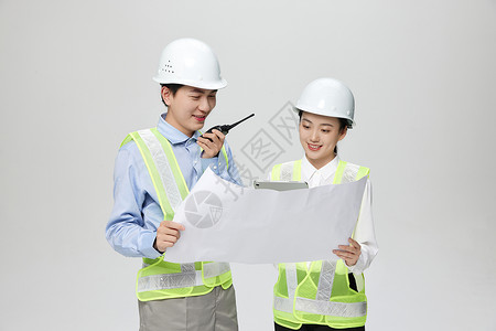 安心帽拿着设计图纸讨论的专业工程师形象背景