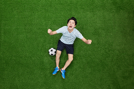 运动摆拍创意俯拍运动青年与足球背景