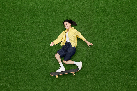 滑滑板斑点狗创意俯拍滑板女孩运动瞬间背景