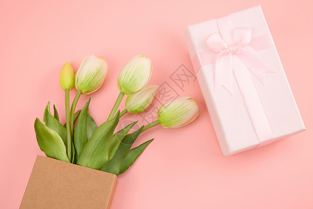 白色浪漫背景母亲节白色郁金香花束与粉色礼物盒背景背景