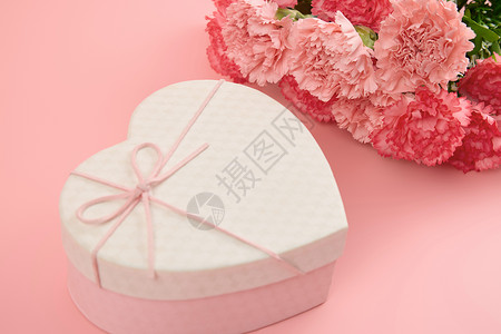 粉色爱心光晕母亲节粉白心形礼物盒特写背景