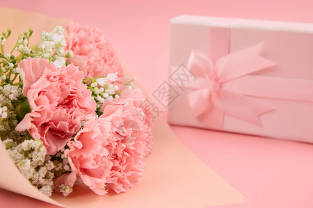 情人节花框520康乃馨满天星花束和礼物盒特写背景