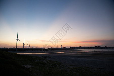 粤澳夕阳下的福建平潭长江澳新能源风车背景