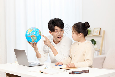 教学指导拿着地球仪的爸爸正温柔给女儿讲解地理知识背景