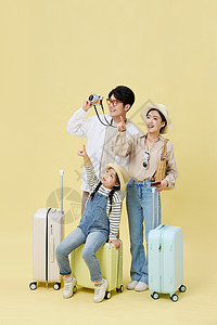 照片上加素材坐在行李箱上的萌娃与父母亲昵合影背景