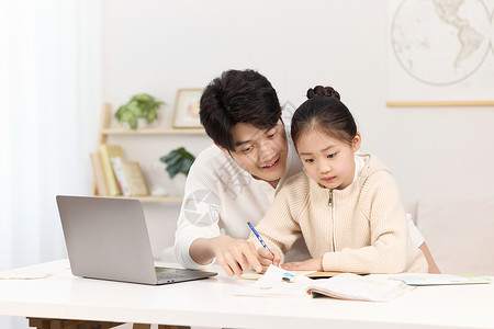 电脑中的知识正辅导女儿完成作业的年轻爸爸背景