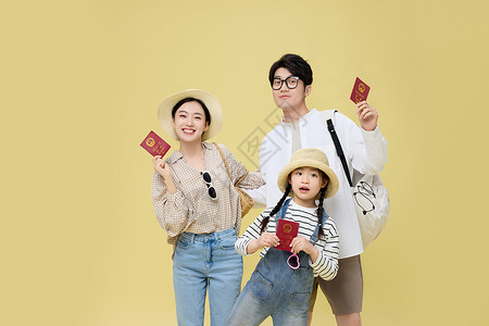一家三口兴奋展示手上的护照高清图片