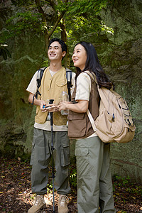 徒步登山的年轻情侣背景图片