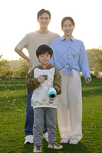 泡泡图片户外玩泡泡机的一家人背景