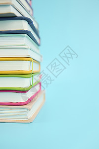 一叠彩色的书籍背景图片