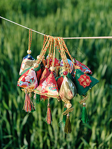 传统祥云装饰端午佳节传统手缝香囊香包背景