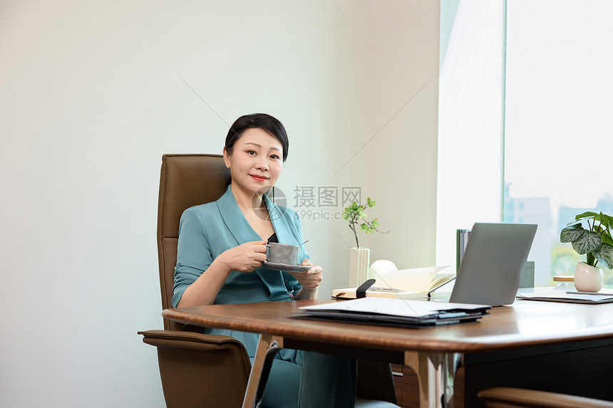 女白领办公室休息喝咖啡图片