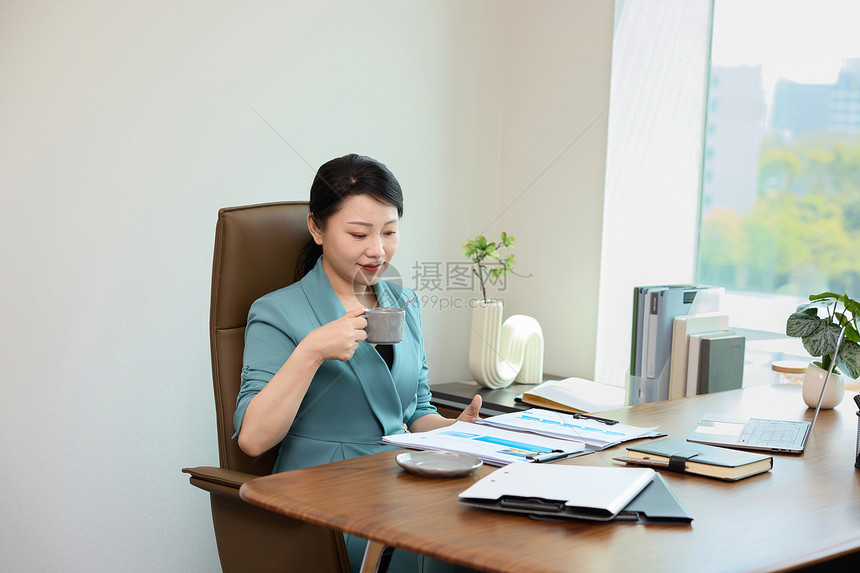 商务女性办公喝咖啡图片