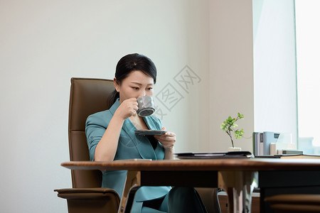 办公室咖啡商务女性办公喝咖啡背景