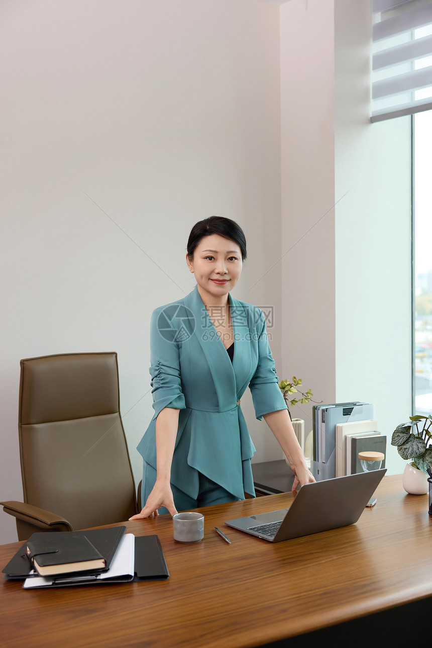 女白领在办公室站在电脑前图片
