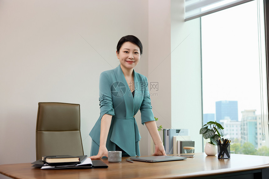 女白领在办公室站在电脑前图片
