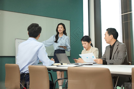 在鸭子会议上在会议室开会的商务团队背景