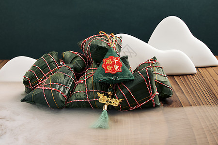 佩戴香包端午节传统美食粽子和香包背景