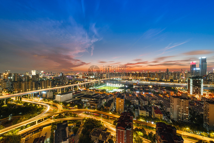 南浦大桥和黄浦江两岸城市夜景风光图片