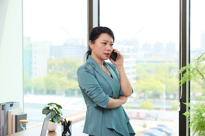 在办公室打电话烦恼的女老板图片