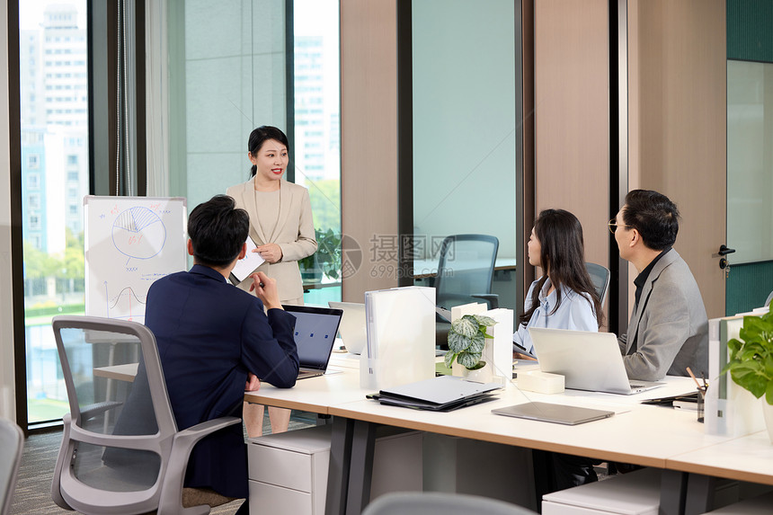 女老板在会议室讲解公司未来计划图片