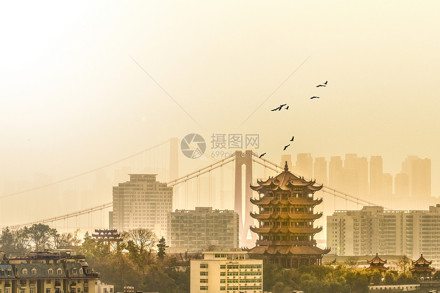 湖北武汉黄鹤楼与鹦鹉洲大桥古今同框的景观图片