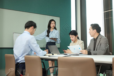 女职员在会议室向领导汇报业绩背景图片