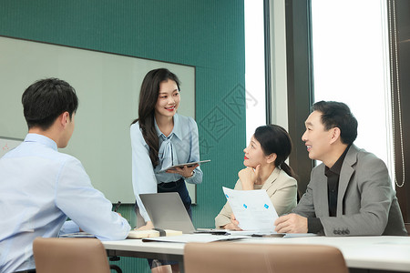 女职员在会议室向上级汇报工作计划背景图片