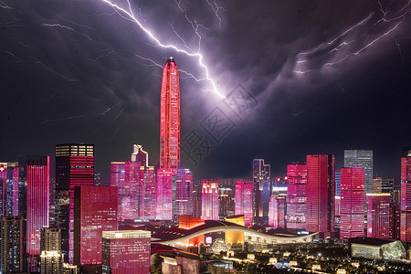 深圳市区电闪雷鸣的城市夜晚景观高清图片