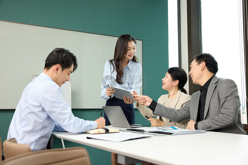 女职员给领导汇报工作情况图片