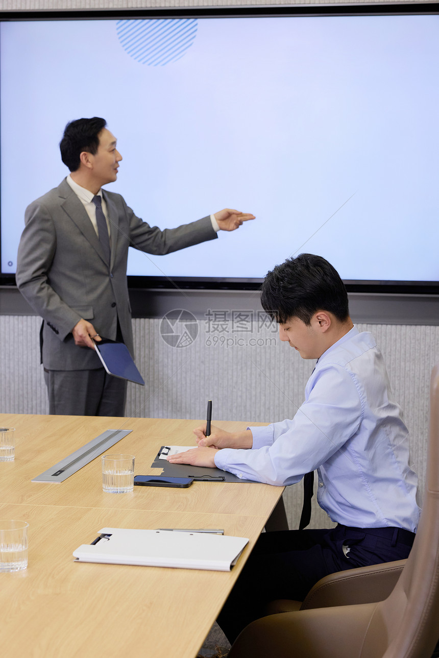 男老板在会议室开会图片