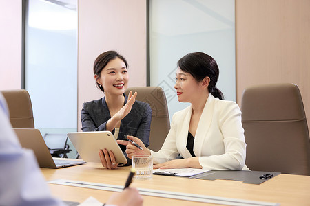 开会女人女老板在会议室开会背景