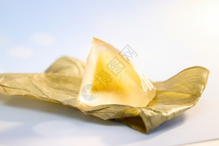 中国文化饮食一片粽叶上的黄色水晶粽子背景