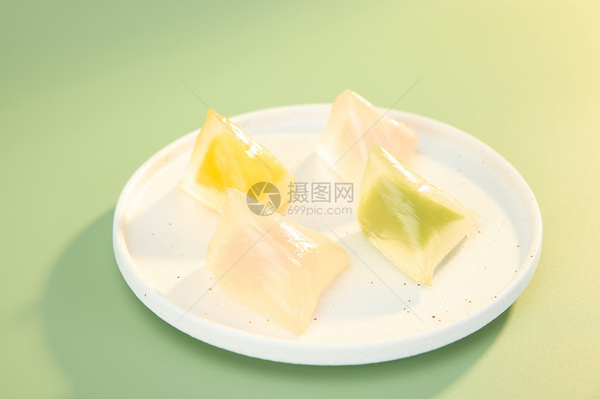 白色圆形盘子上的彩色水晶粽子图片