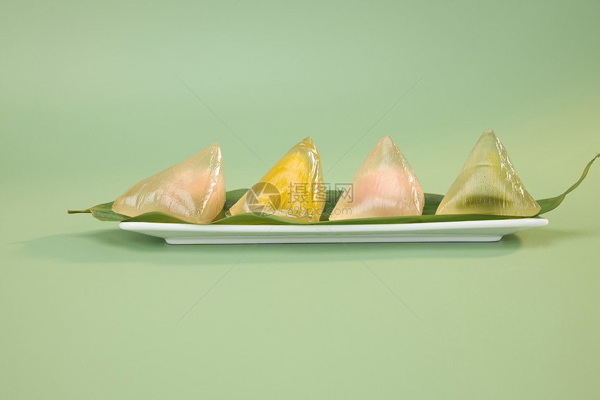 盘中粽叶上的四个彩色水晶粽子图片
