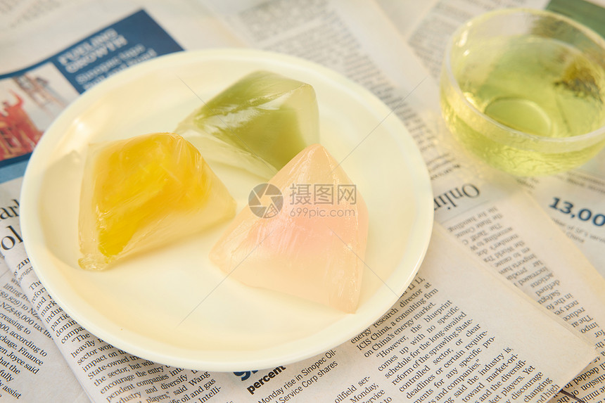 盘中的彩色冰皮水晶粽子图片