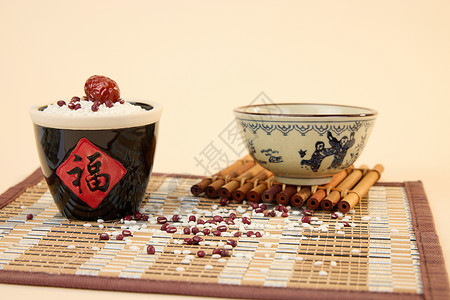 传统美食券粽子 的食材糯米与红枣背景