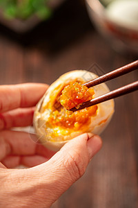 美食腌制原木桌上的中式美食咸鸭蛋背景
