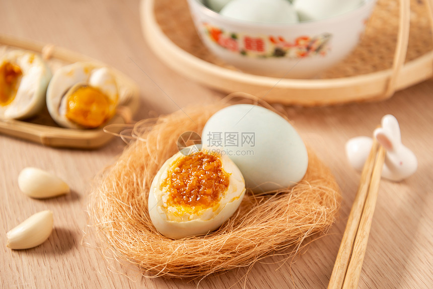 原木桌上的中式美食咸鸭蛋图片