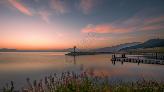 新疆赛里木湖霞光满天的早晨高清图片